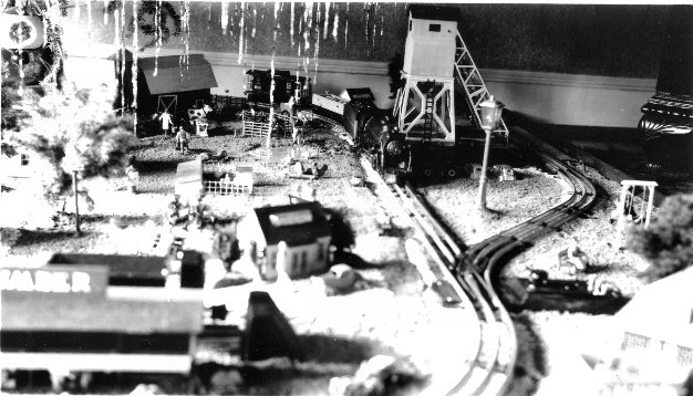 Vintage Christmas Lionel trains 
layout