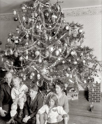 Christmas tree and family 1915
