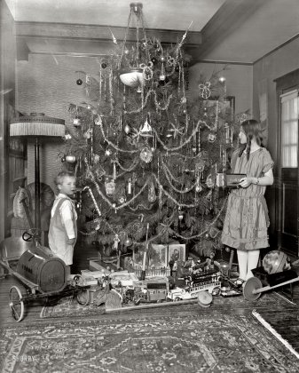 Early 1920s Christmas tree and putz