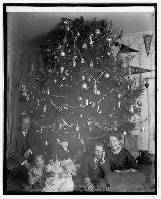 Christmas tree and family 1913