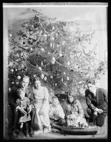 Christmas tree and family 1929