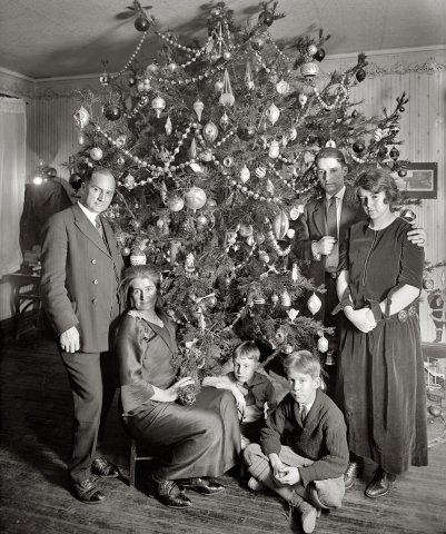 Christmas tree and family 1923