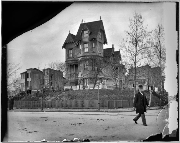 strange old Victorian house at Christmas
 1921